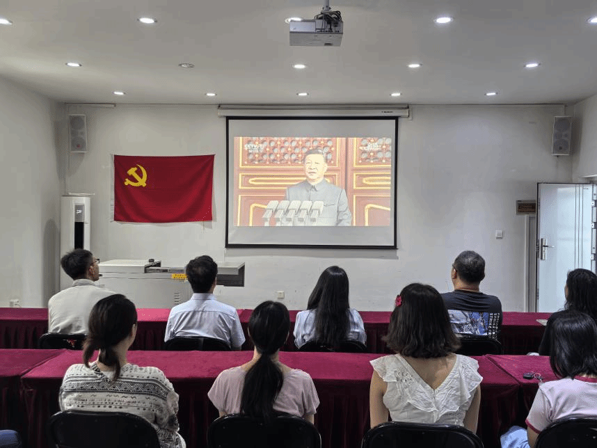 艺术设计学院组织收看纪念中国人民抗日战争暨世界反法西斯战争胜利80周年大会